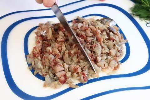 Скумбрия копчёная нарезанная кубиком