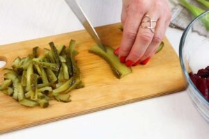 Нарезанные огурцы салат