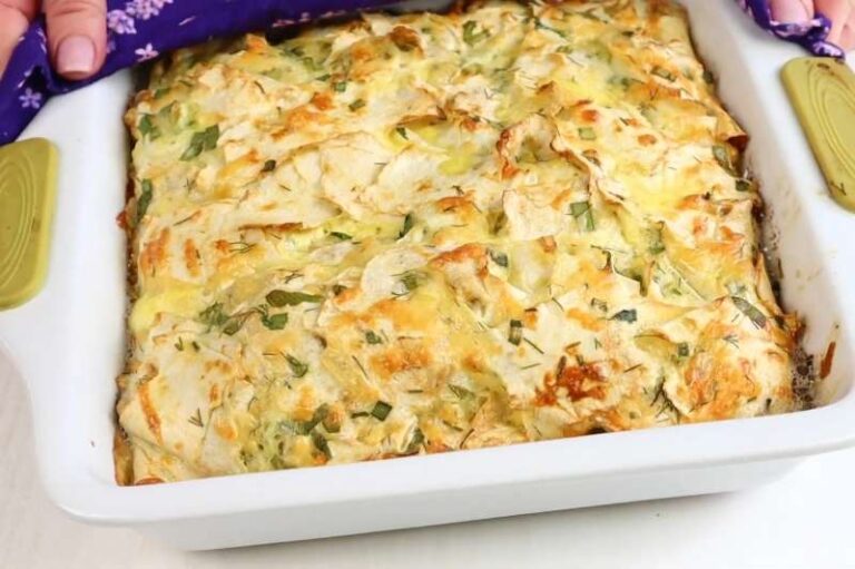 рваный пирог из лаваша с сыром и зеленью