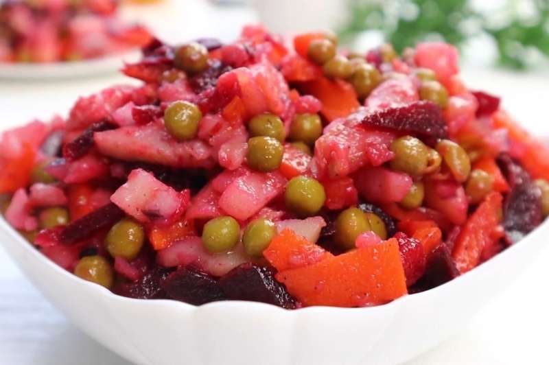 Салат со свеклой селедкой и горошком