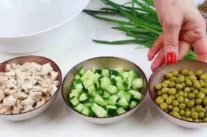 Продукты курица горошек огурец