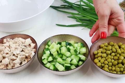 Продукты курица горошек огурец