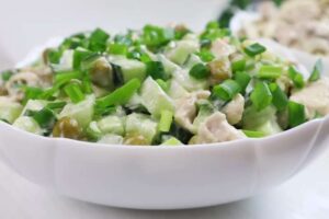 Салат с курицей и огурцом