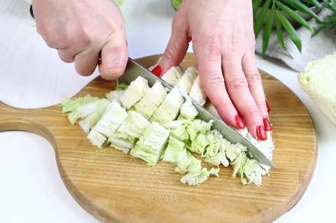 Вы точно запомните невероятный вкус Салата "Робин Гуд" . Оригинальный салат с пекинской капустой,курицей и черносливом.