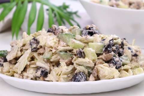 Вы точно запомните невероятный вкус Салата "Робин Гуд" . Оригинальный салат с пекинской капустой,курицей и черносливом.