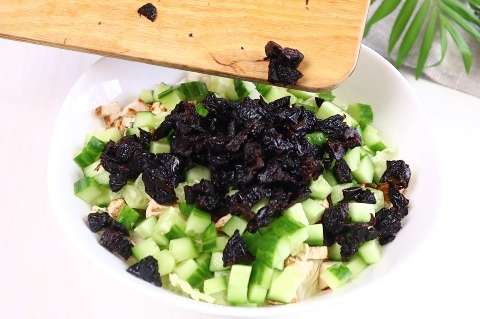 Вы точно запомните невероятный вкус Салата "Робин Гуд" . Оригинальный салат с пекинской капустой,курицей и черносливом.
