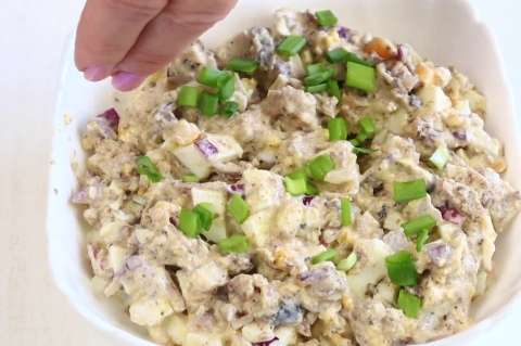 Салат из 90-х с сардиной,яйцом и луком.Простой, ностальгический и вкусный!