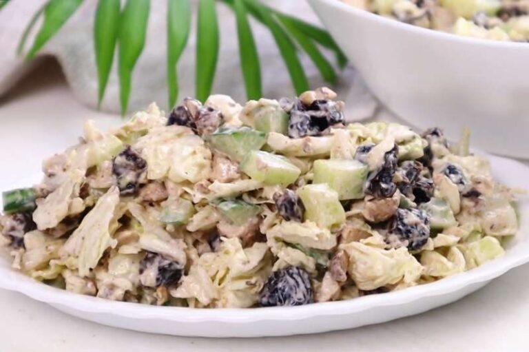 Вы точно запомните невероятный вкус Салата "Робин Гуд" . Оригинальный салат с пекинской капустой,курицей и черносливом.
