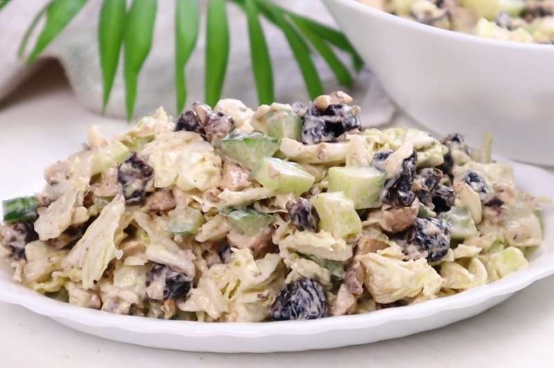 Вы точно запомните невероятный вкус Салата “Робин Гуд” . Оригинальный салат с пекинской капустой,курицей и черносливом.