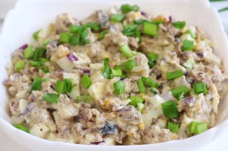 Салат из 90-х с сардиной,яйцом и луком.Простой, ностальгический и вкусный!