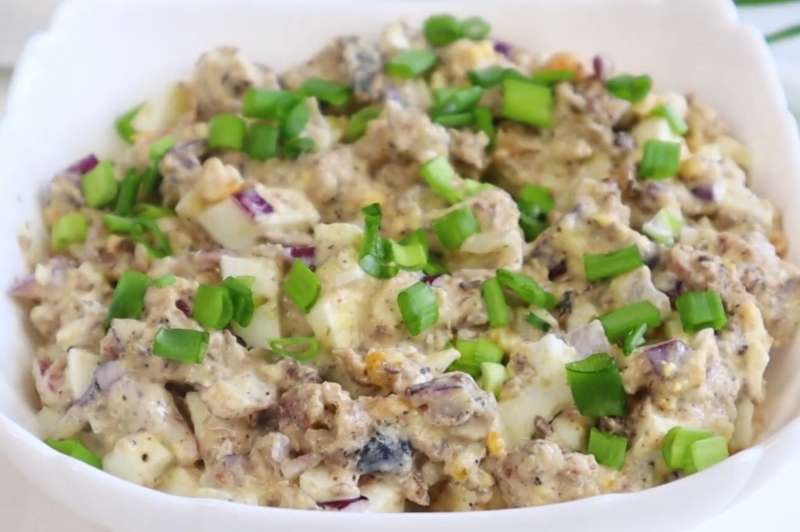 Салат из 90-х с сардиной,яйцом и луком.Простой, ностальгический и вкусный!