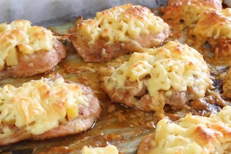 Отбивные из куриных бёдрышек с ананасами и сыром в духовке
