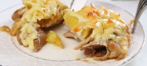 Отбивные из куриных бёдрышек с ананасами и сыром в духовке