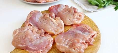 Отбивные из куриных бёдрышек с ананасами и сыром в духовке