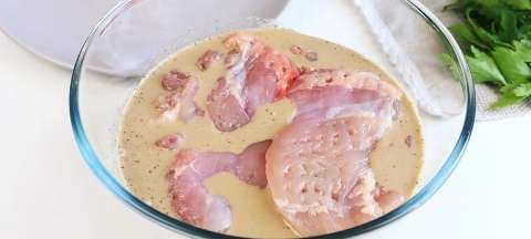 Отбивные из куриных бёдрышек с ананасами и сыром в духовке