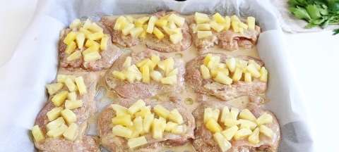 Отбивные из куриных бёдрышек с ананасами и сыром в духовке