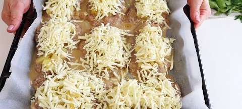 Отбивные из куриных бёдрышек с ананасами и сыром в духовке