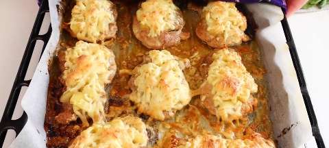 Отбивные из куриных бёдрышек с ананасами и сыром в духовке