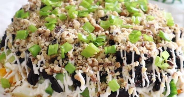 Салат “Цыпочка”-Лёгкий салат с курицей и черносливом