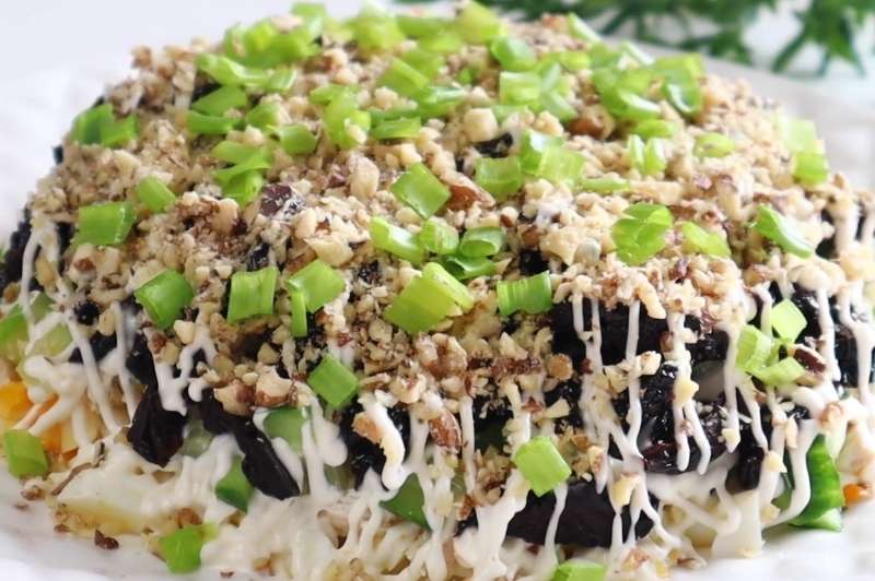 Салат "Цыпочка"-Лёгкий салат с курицей и черносливом