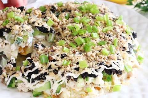 Салат "Цыпочка"-Лёгкий салат с курицей и черносливом