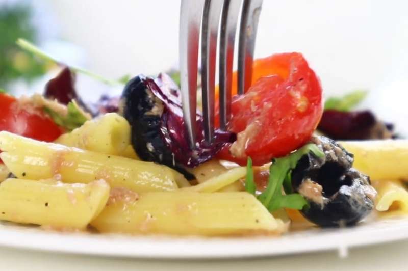 Салат с тунцом макаронами и помидорами: летняя классика на каждый день