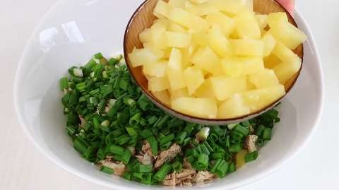 Салат "Дон Жуан": Вкусный сюрприз с ананасами!