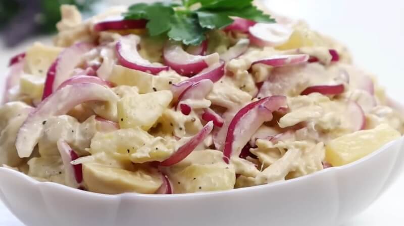Салат "Барон" с курицей, ананасами и маринованным луком