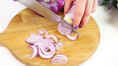 Салат "Барон" с курицей, ананасами и маринованным луком
