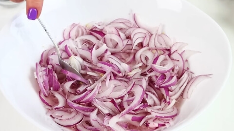 Салат "Барон" с курицей, ананасами и маринованным луком