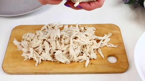 Салат "Барон" с курицей, ананасами и маринованным луком