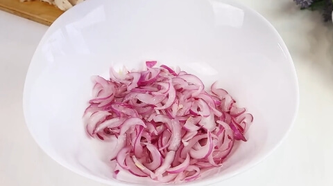 Салат "Барон" с курицей, ананасами и маринованным луком