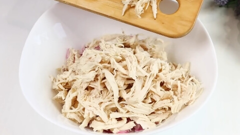 Салат "Барон" с курицей, ананасами и маринованным луком