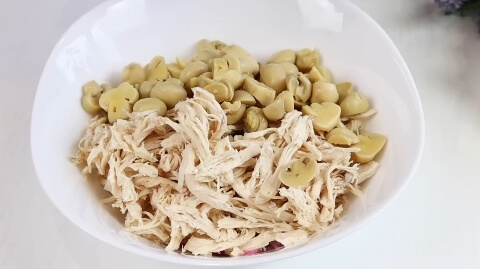 Салат "Барон" с курицей, ананасами и маринованным луком