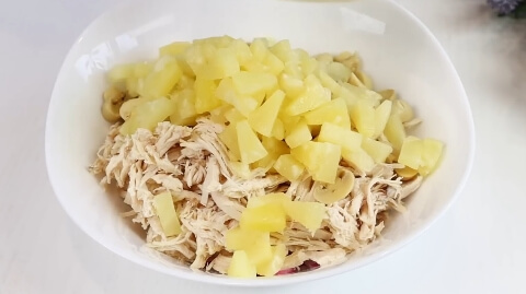 Салат "Барон" с курицей, ананасами и маринованным луком