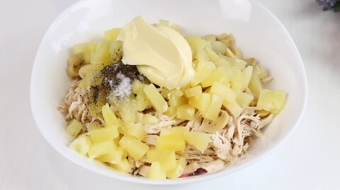 Салат "Барон" с курицей, ананасами и маринованным луком