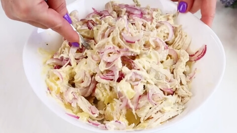 Салат "Барон" с курицей, ананасами и маринованным луком