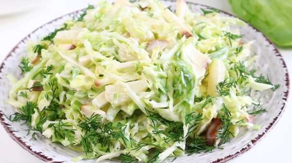 Салат из молодой капусты с ананасами "Белый лебедь"