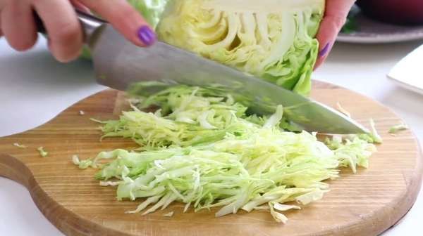 Салат из молодой капусты с ананасами "Белый лебедь"