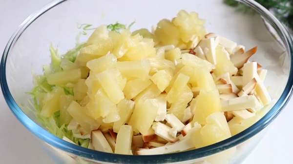 Салат из молодой капусты с ананасами "Белый лебедь"
