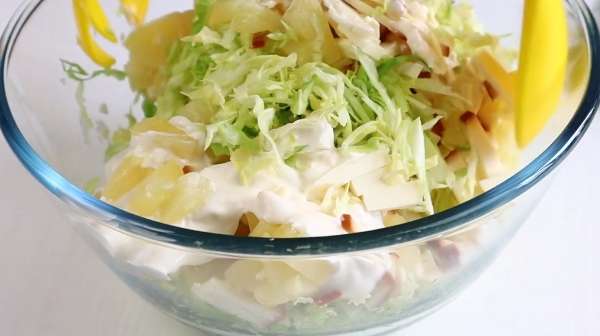 Салат из молодой капусты с ананасами "Белый лебедь"