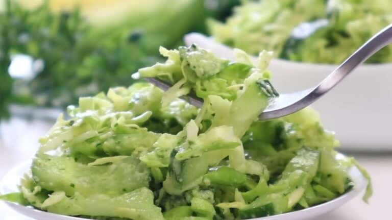 Салат "Зелёная Богиня" из двух ингредиентов:молодой капусты и огурцов.