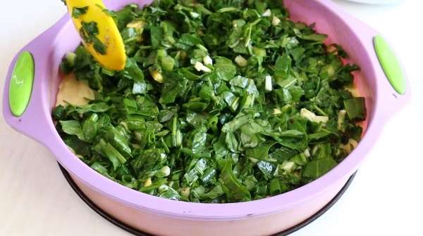 Самый вкусный заливной пирог с зеленым луком и яйцом