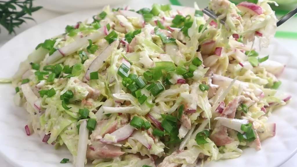 Легкий летний салат на скорую руку: капуста, курица, редиска