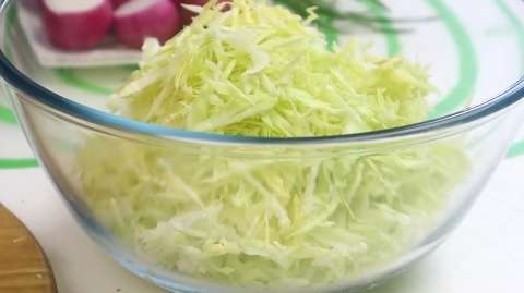 Легкий летний салат на скорую руку: капуста, курица, редиска