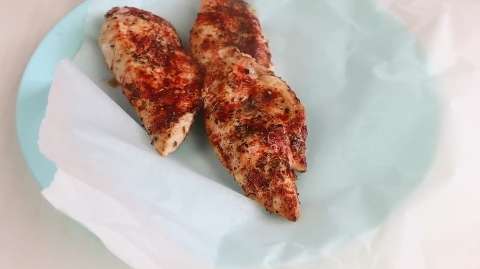 Легкий летний салат на скорую руку: капуста, курица, редиска