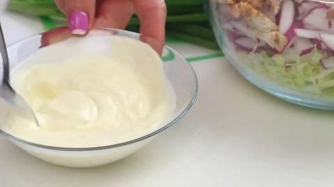 Легкий летний салат на скорую руку: капуста, курица, редиска