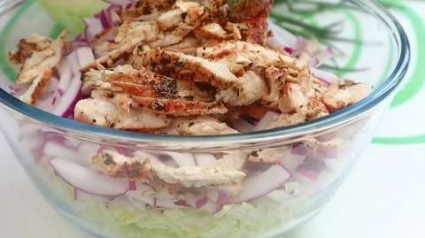 Легкий летний салат на скорую руку: капуста, курица, редиска