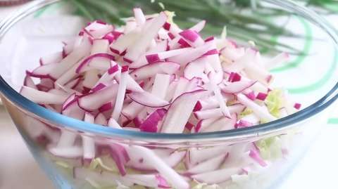 Легкий летний салат на скорую руку: капуста, курица, редиска
