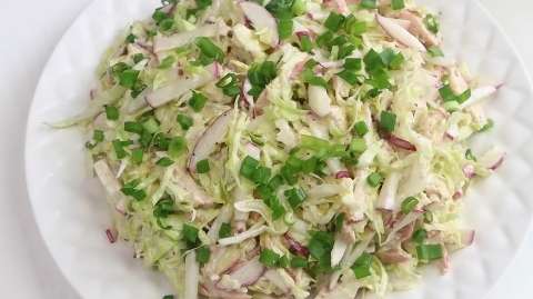 Легкий летний салат на скорую руку: капуста, курица, редиска